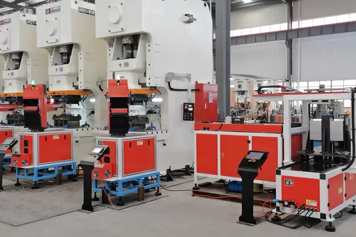 Soluções em robôs e manipuladores para estampagem de bens de consumo